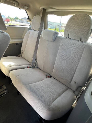 2011 Toyota Sienna LE 8-Passenger