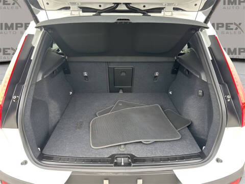 2025 Volvo XC40 B5 Plus Dark Theme