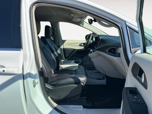 2024 Chrysler Pacifica Plug-In Hybrid Select