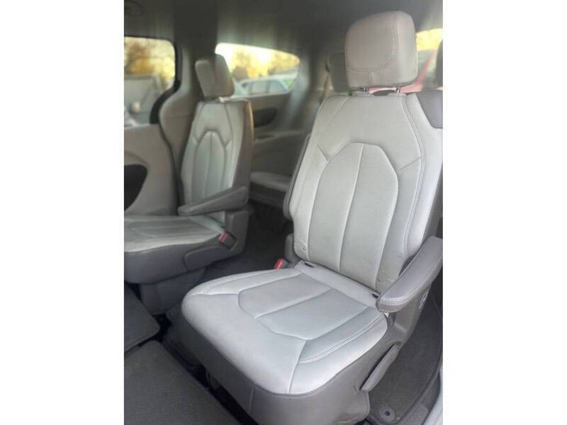 2022 Chrysler Voyager LX