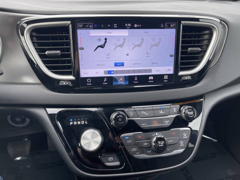 2025 Chrysler Pacifica Select