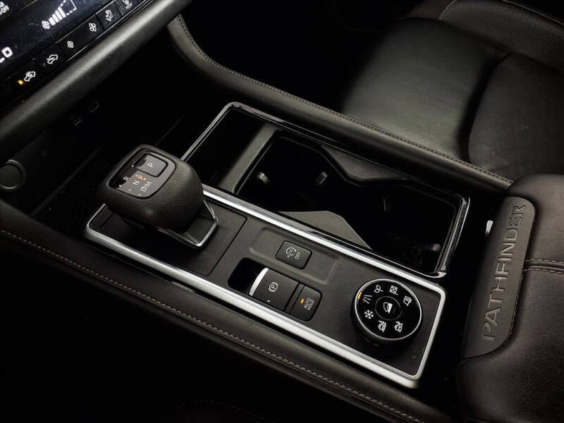 2023 Nissan Pathfinder SL