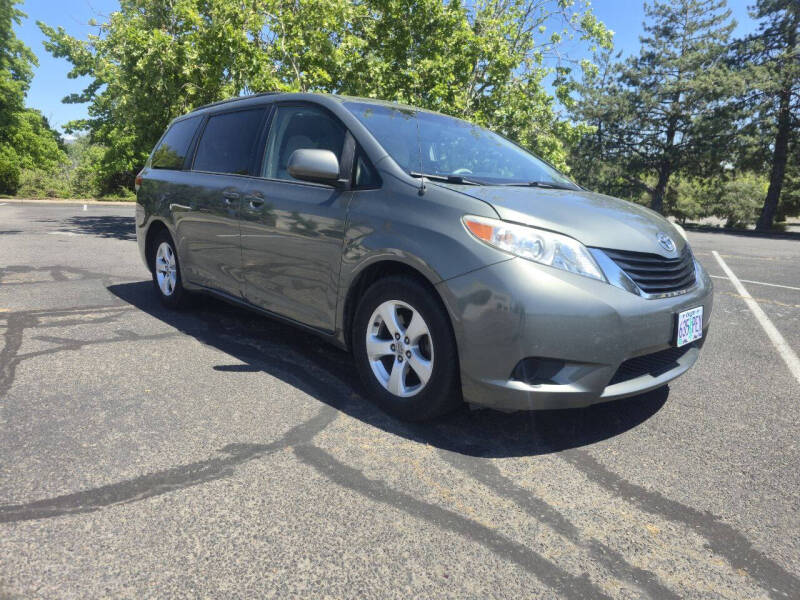 2014 Toyota Sienna LE 8-Passenger