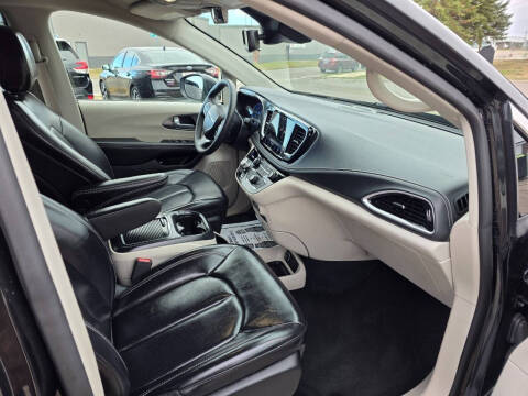 2023 Chrysler Pacifica Plug-In Hybrid Touring L