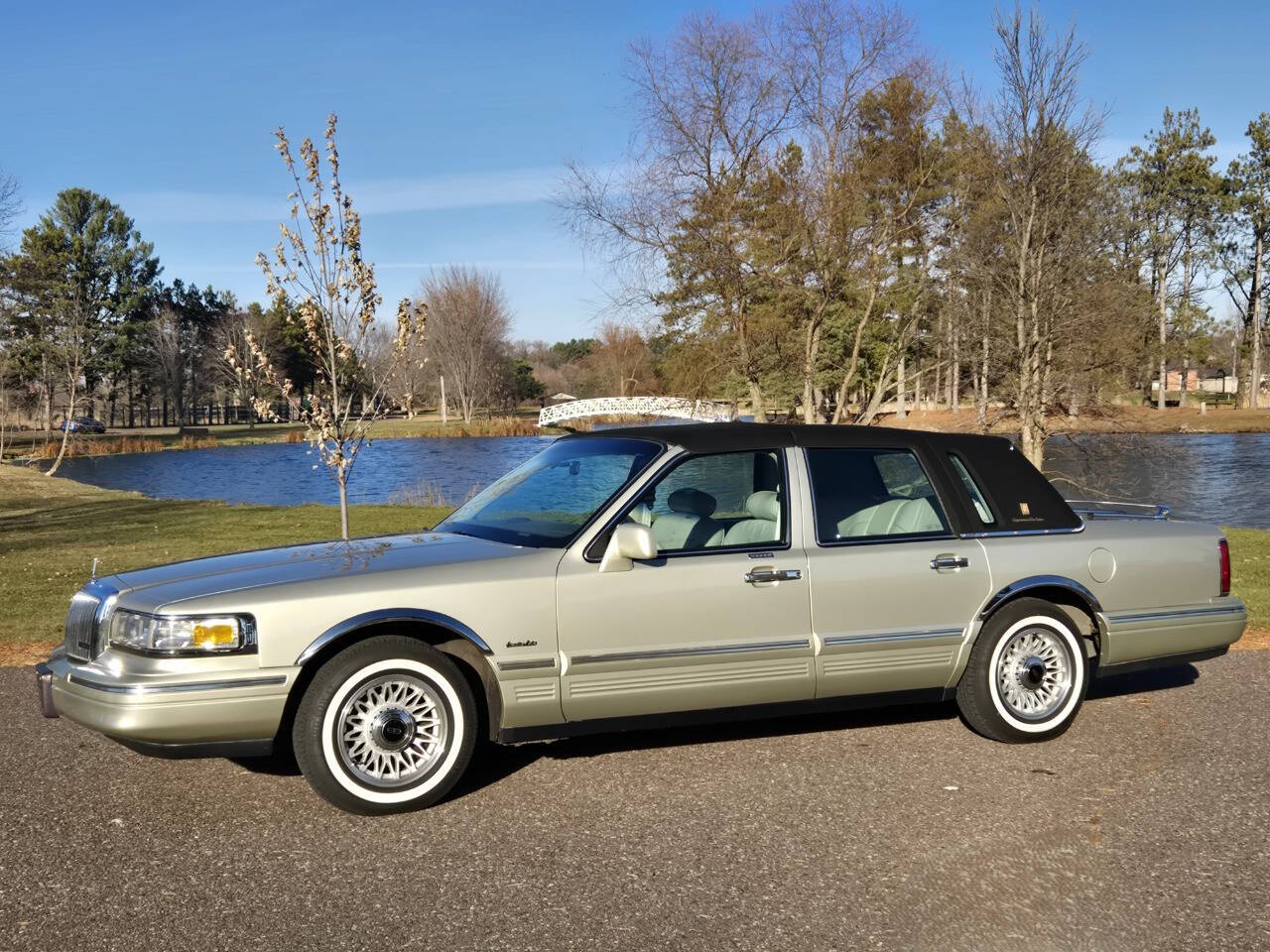 1997 Lincoln Town Car 8
