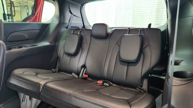 2027 Chrysler Pacifica Select