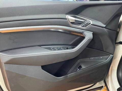 2022 Audi e-tron quattro Premium