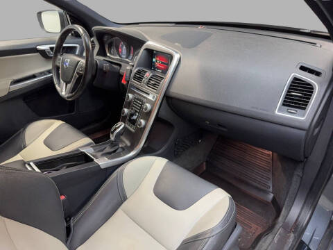 2016 Volvo XC60 T5 Drive-E Platinum