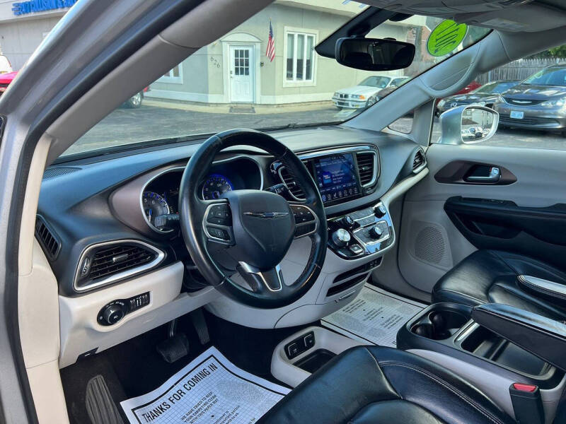 2017 Chrysler Pacifica Touring-L