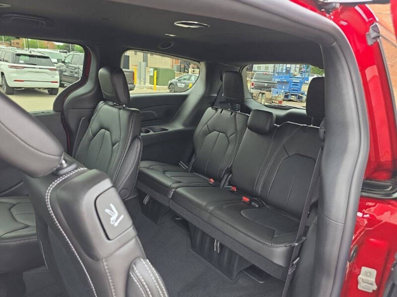 2027 Chrysler Pacifica Select