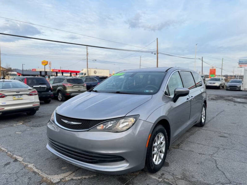 2017 Chrysler Pacifica Touring photo 2