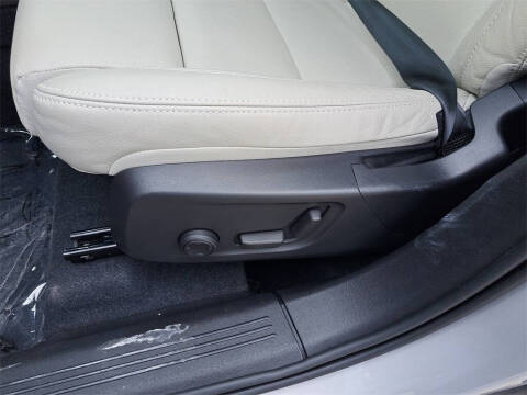 2024 Volvo XC40 B5 Plus Bright Theme