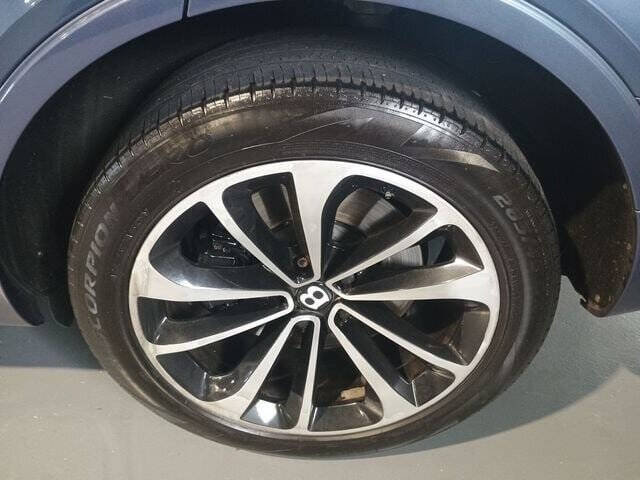 2017 Bentley Bentayga 29