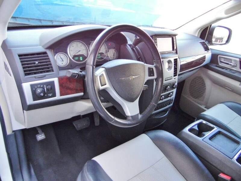 2010 Chrysler Town & Country null photo 11