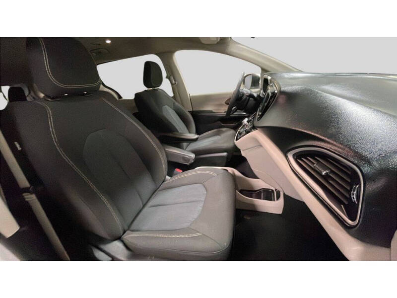 2020 Chrysler Voyager LX