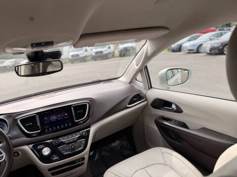 2017 Chrysler Pacifica Touring-L Plus