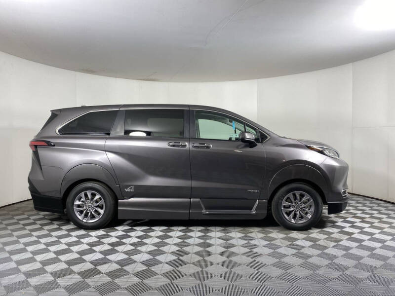 2021 Toyota Sienna XLE photo 22