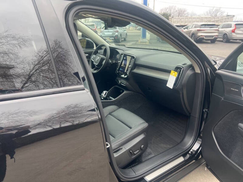 2025 Volvo XC40 B5 Ultra Dark Theme