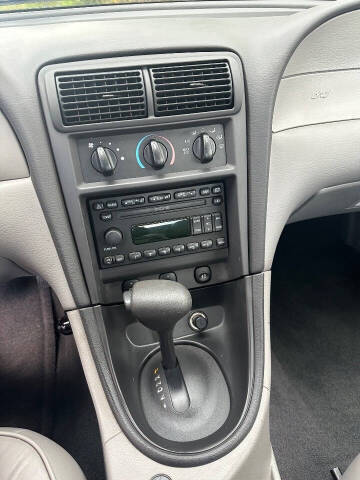 2004 Ford Mustang Deluxe