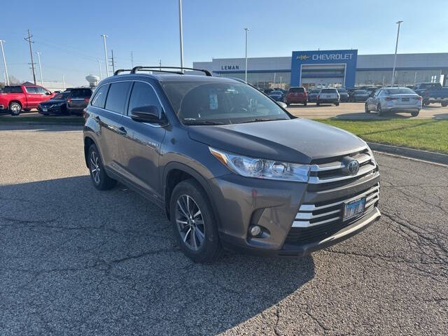 Used 2018 Toyota Highlander XLE with VIN 5TDJGRFH7JS038633 for sale in Bloomington, IL