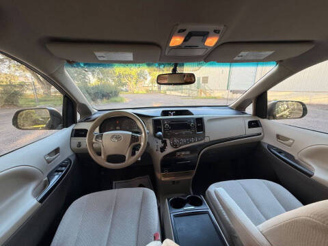 2014 Toyota Sienna LE 8-Passenger