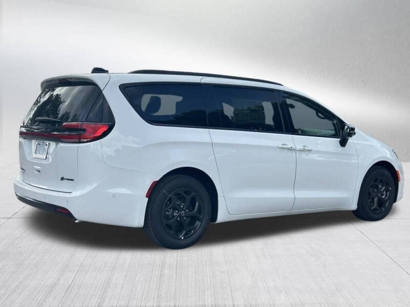 2026 Chrysler Pacifica Plug-In Hybrid Select