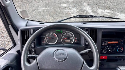 2015 Isuzu NRR  23' Flatbed + Lift Gate