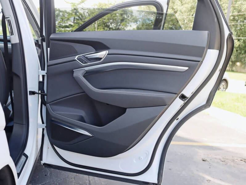 2019 Audi e-tron quattro Premium Plus