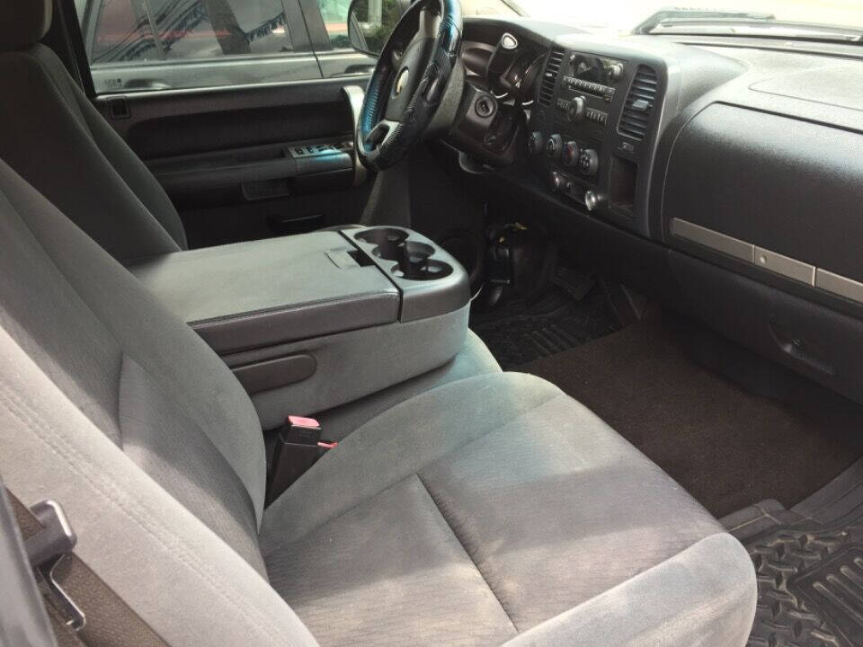 2009 Chevrolet Silverado 1500 for sale at Chuckie Bizzarro's Fleetwing Auto in Erie, PA