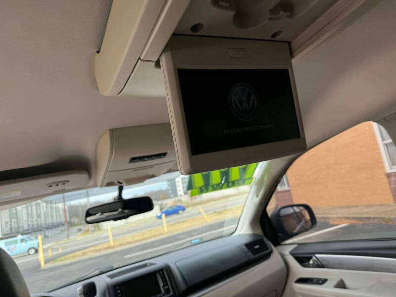 2011 Volkswagen Routan SE