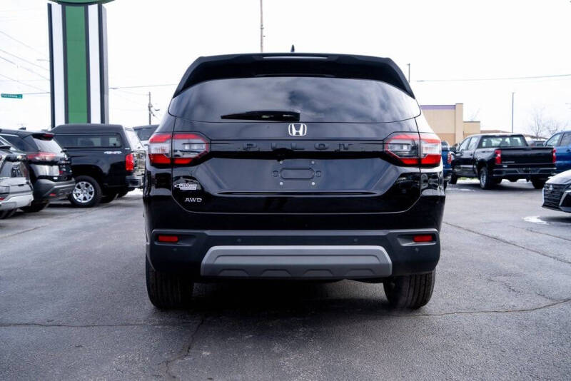 2023 Honda Pilot EX-L w/Rear Captain's Chairs