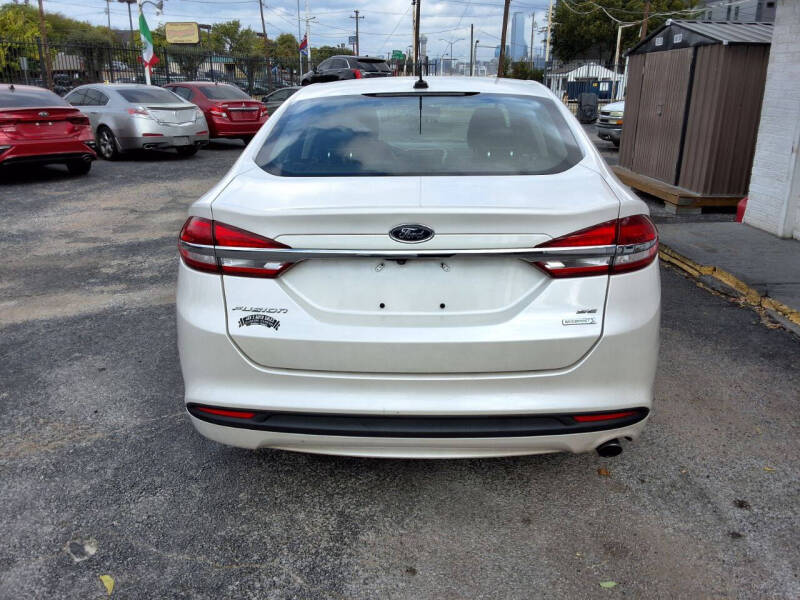 2017 Ford Fusion SE photo 3