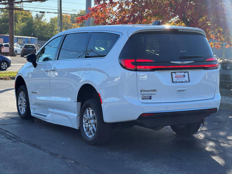 2024 Chrysler Pacifica Touring
