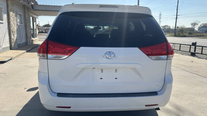 2012 Toyota Sienna LE 8-Passenger