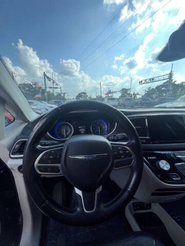 2017 Chrysler Pacifica Touring-L Plus