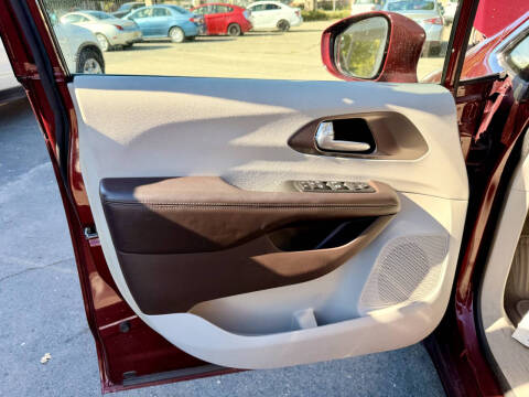 2017 Chrysler Pacifica Touring-L