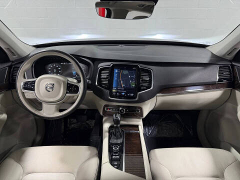 2016 Volvo XC90 T6 Momentum