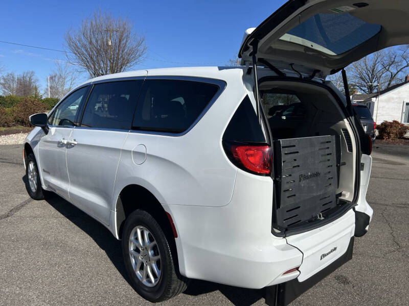 2023 Chrysler Voyager LX