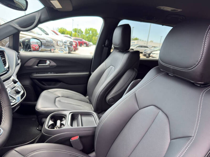 2027 Chrysler Pacifica Select