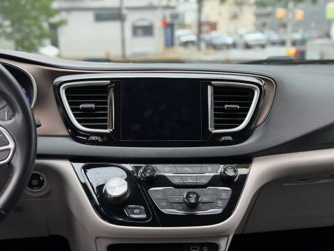 2017 Chrysler Pacifica Touring-L