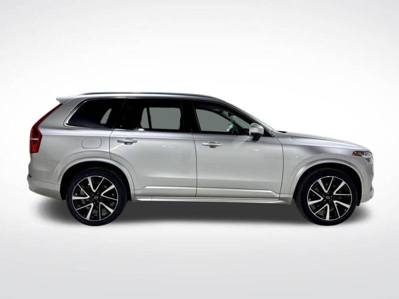 2022 Volvo XC90 T6 Momentum 6-Passenger