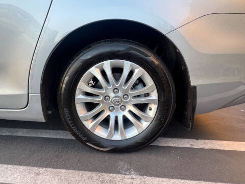 2013 Toyota Sienna XLE 7-Passenger Auto Access Seat