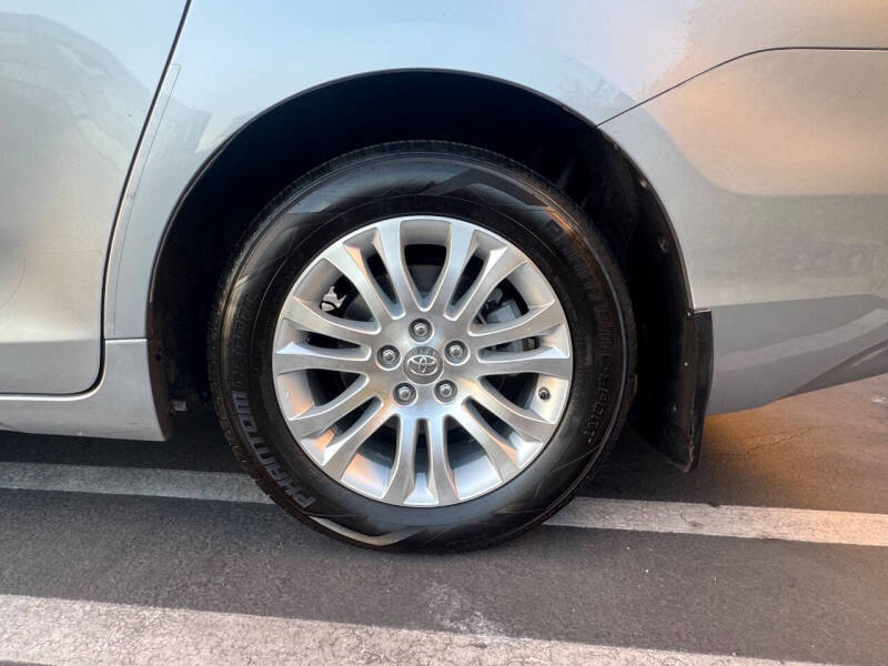 2013 Toyota Sienna XLE 7-Passenger Auto Access Seat