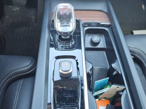 2024 Volvo XC60 B5 Ultimate Dark Theme