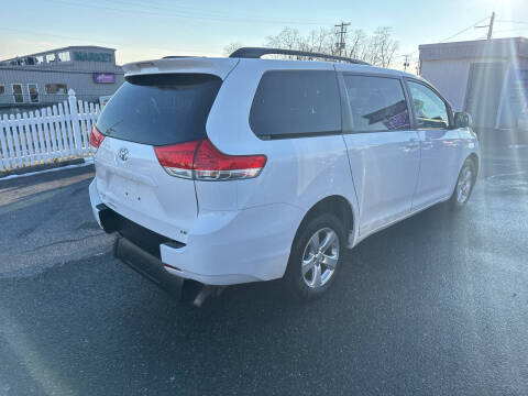 2014 Toyota Sienna LE Mobility 7-Passenger