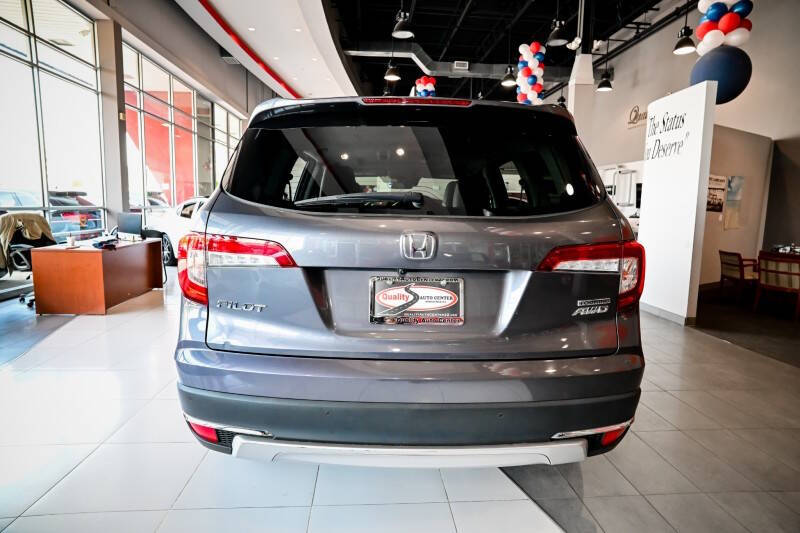 2022 Honda Pilot Touring w/Rear Captain's Chairs