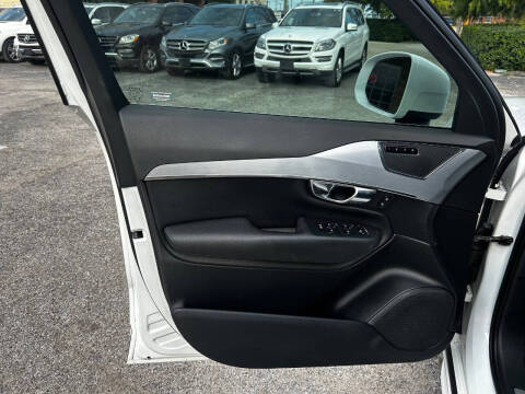 2016 Volvo XC90 T6 Momentum