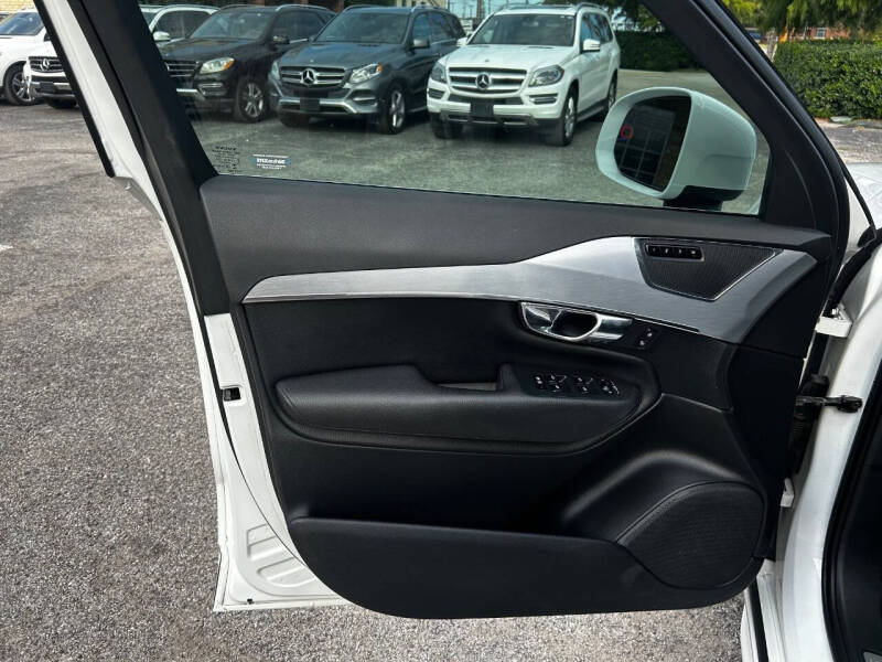 2016 Volvo XC90 T6 Momentum