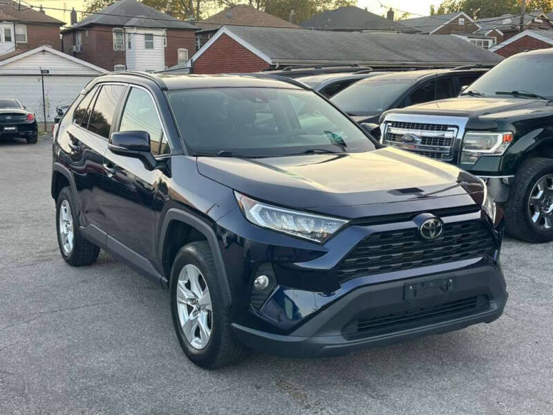 2020 Toyota RAV4 XLE's photo
