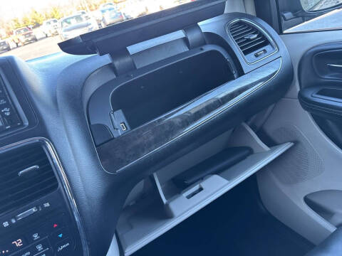 2016 Chrysler Town and Country Touring